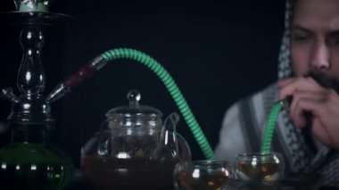 stüdyoda çalışan adam