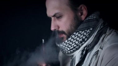stüdyoda çalışan adam