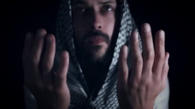 stüdyoda çalışan adam