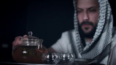 stüdyoda çalışan adam
