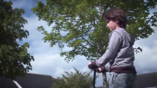 10 yaşında beyaz çocuk — Stok video