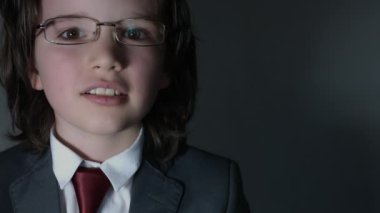 Güzel yakışıklı beyaz çocuk poz