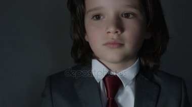 Güzel yakışıklı beyaz çocuk poz