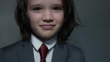 Güzel yakışıklı beyaz çocuk poz