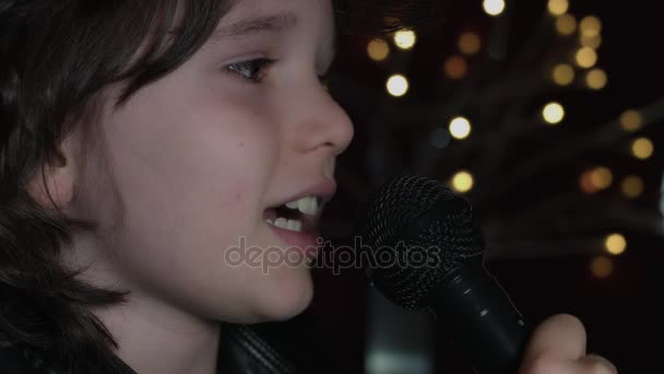 Bonito guapo caucásico chico posando en estudio — Vídeo de stock