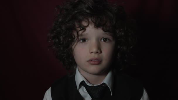 Güzel yakışıklı beyaz çocuk Studio poz — Stok video
