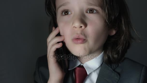 Güzel yakışıklı beyaz çocuk poz — Stok video