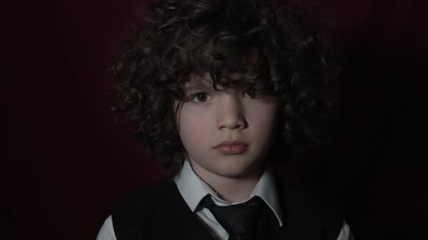 Hezký hezký kavkazské boy pózuje ve studiu — Stock video