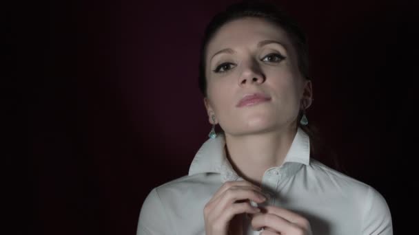 Kaukasische Schauspielerin tritt auf. — Stockvideo