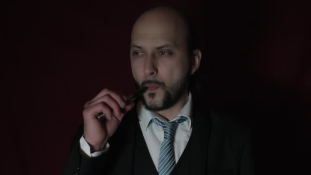 30-летний кавказский мужчина — стоковое видео