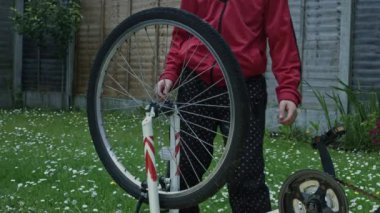 Güzel yakışıklı beyaz çocuk poz