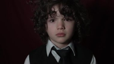 Güzel yakışıklı beyaz çocuk Studio poz