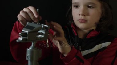Güzel yakışıklı beyaz çocuk poz