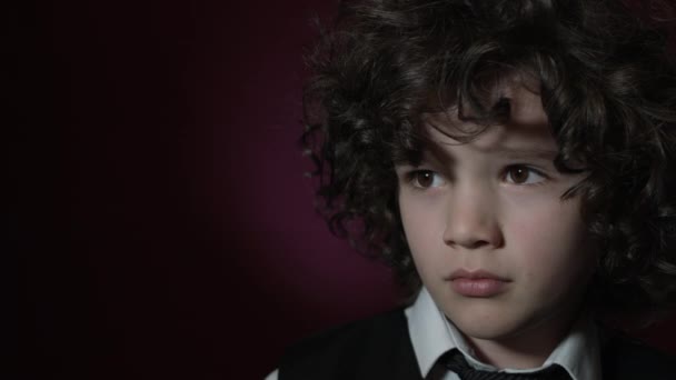 Szép szép kaukázusi fiú pózol stúdió — Stock videók