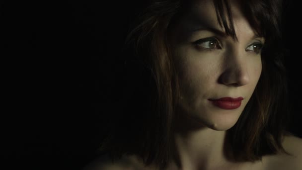 actrice caucasienne performer .