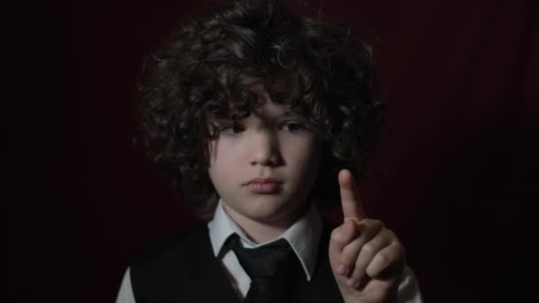 Schön schöner kaukasischer Junge posiert in Studio — Stockvideo