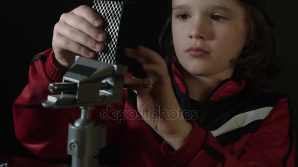 Szép szép kaukázusi fiú pózol — Stock videók