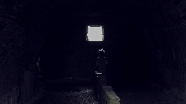 Modèle caucasien posant 