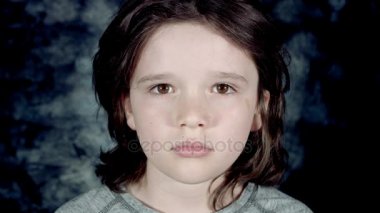 Güzel yakışıklı beyaz çocuk poz