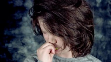 Güzel yakışıklı beyaz çocuk poz