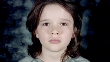 Güzel yakışıklı beyaz çocuk poz