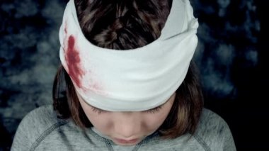 Güzel yakışıklı beyaz çocuk poz