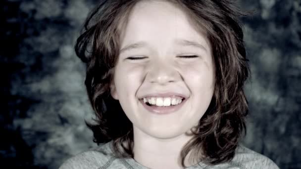Schön schöner kaukasischer Junge posiert — Stockvideo