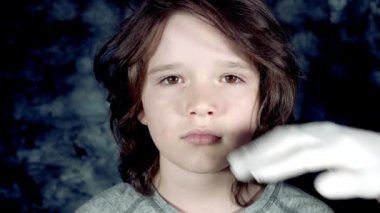 Güzel yakışıklı beyaz çocuk poz