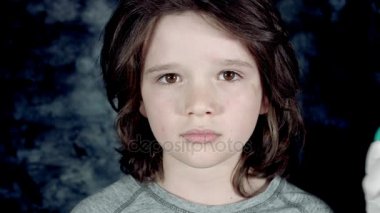 Güzel yakışıklı beyaz çocuk poz