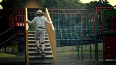 Güzel yakışıklı beyaz çocuk poz