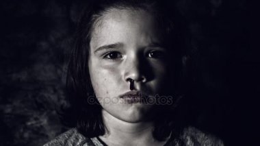 Güzel yakışıklı beyaz çocuk poz