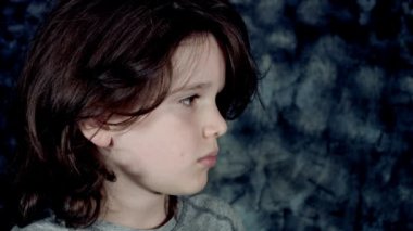 Güzel yakışıklı beyaz çocuk poz