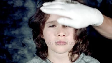 Güzel yakışıklı beyaz çocuk poz