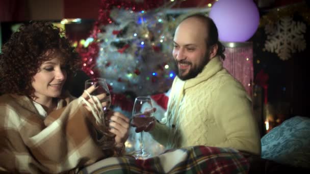Weihnachten Und Neujahr Urlaub Paar Wein Trinken Und Feiern — Stockvideo