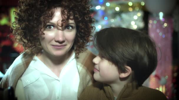 圣诞节和新年假期妈妈和孩子在壁炉摆着幸福 — 图库视频影像