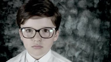 Beyaz genç adam hareket