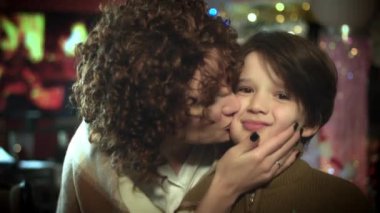 4 k Noel ve yeni yıl tatil kadın oğlunu öpüşme