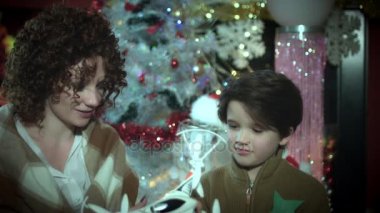 4 k Noel ve yeni yıl tatil çocuk anneme onun mevcut dron gösterilen