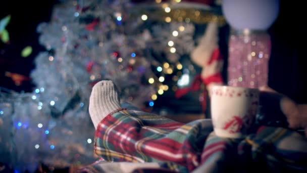 Kerst Nieuwjaars Vakantie Schot Van Benen Koffie Bij Open Haard — Stockvideo