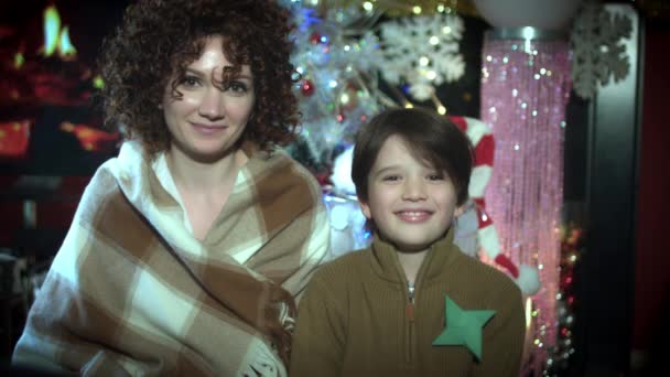 Navidad Año Nuevo Vacaciones Mamá Niño Chimenea Posando Feliz — Vídeo de stock