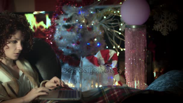 圣诞节和新年假期在笔记本电脑在壁炉工作的妇女 — 图库视频影像