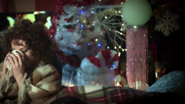 4 k Noel ve yeni yıl tatil kadın şömineye çay içme