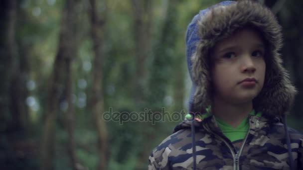 Fin vacker kaukasiska pojke poserar — Stockvideo