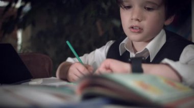 hareket eden beyaz kişinin