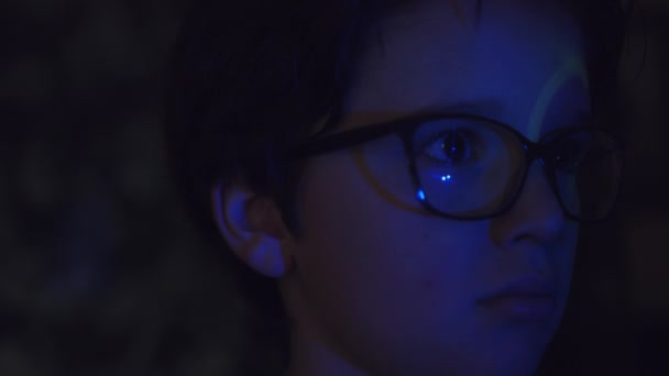 caucasien garçon posant 