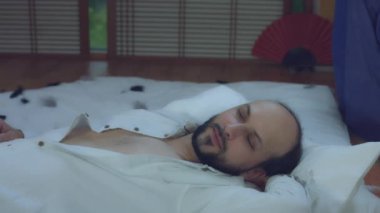 Beyaz oyuncu gerçekleştirme.