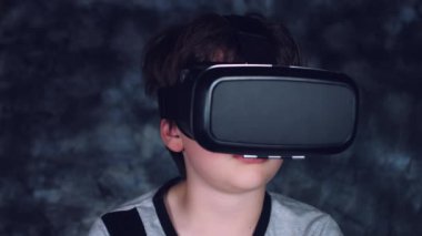 Güzel yakışıklı beyaz çocuk poz