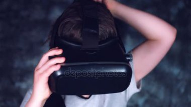 Güzel yakışıklı beyaz çocuk poz