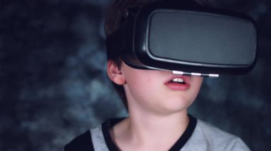 Güzel yakışıklı beyaz çocuk poz