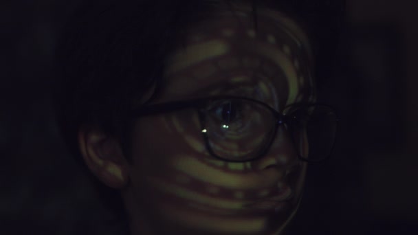 caucasien garçon posant 